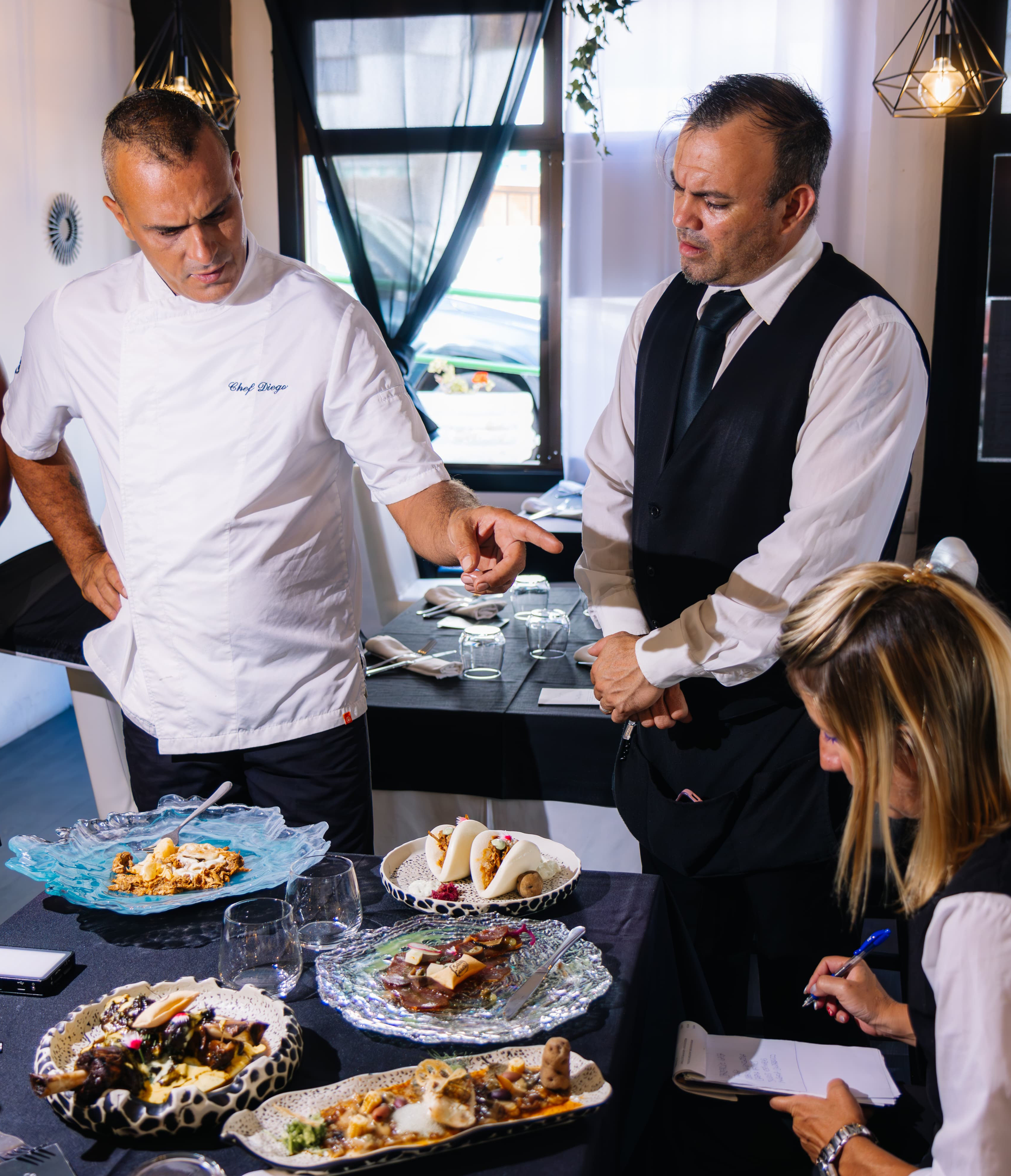 Koch und Team bewerten Gourmetgerichte in Puerto de la Cruz, Teneriffa.