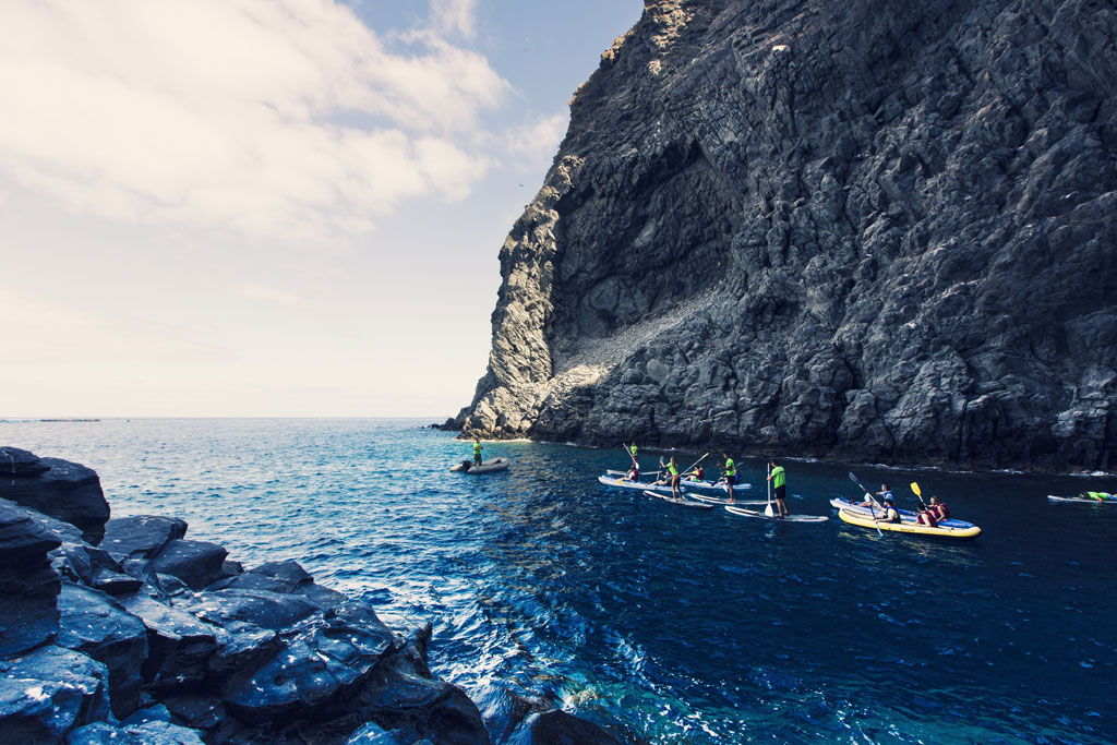 Menschen paddeln in der Nähe einer Klippe auf Teneriffa.