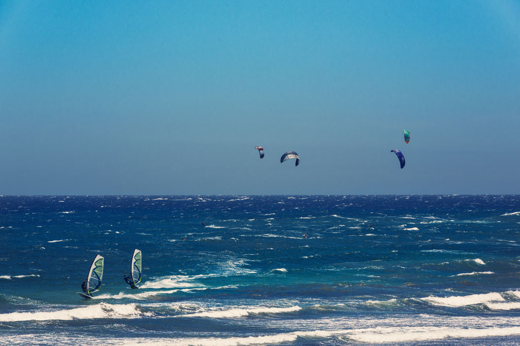 Menschen kitesurfen und windsurfen in El Médano, Teneriffa.