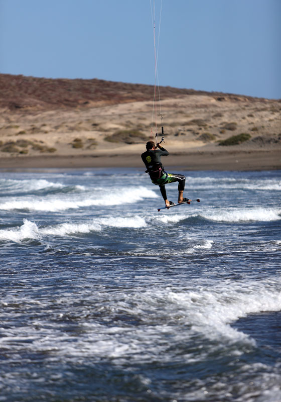 Person kitesurft am Strand von El Médano, Teneriffa.