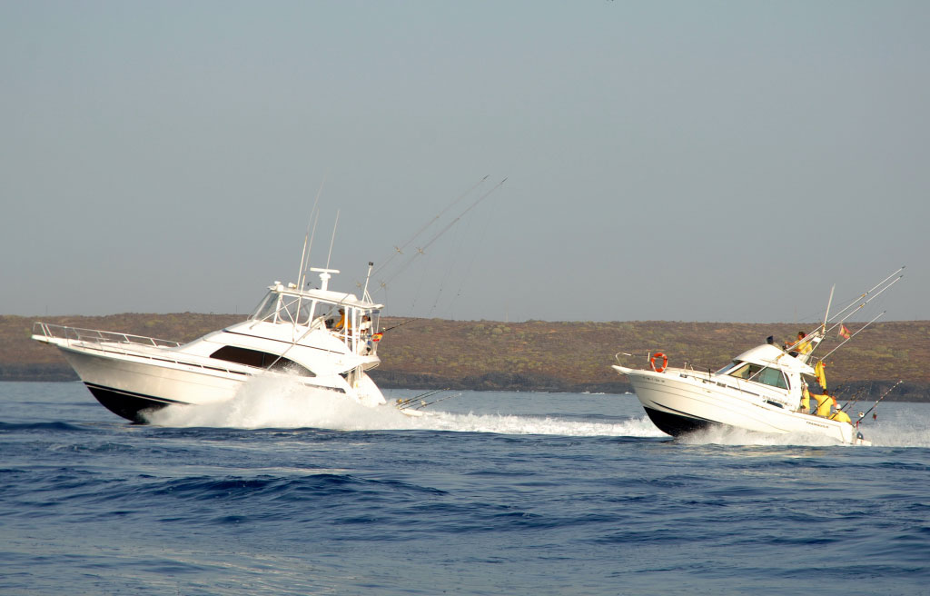 Boote, die auf dem Meer in der Nähe von Teneriffa mit Menschen an Bord segeln.