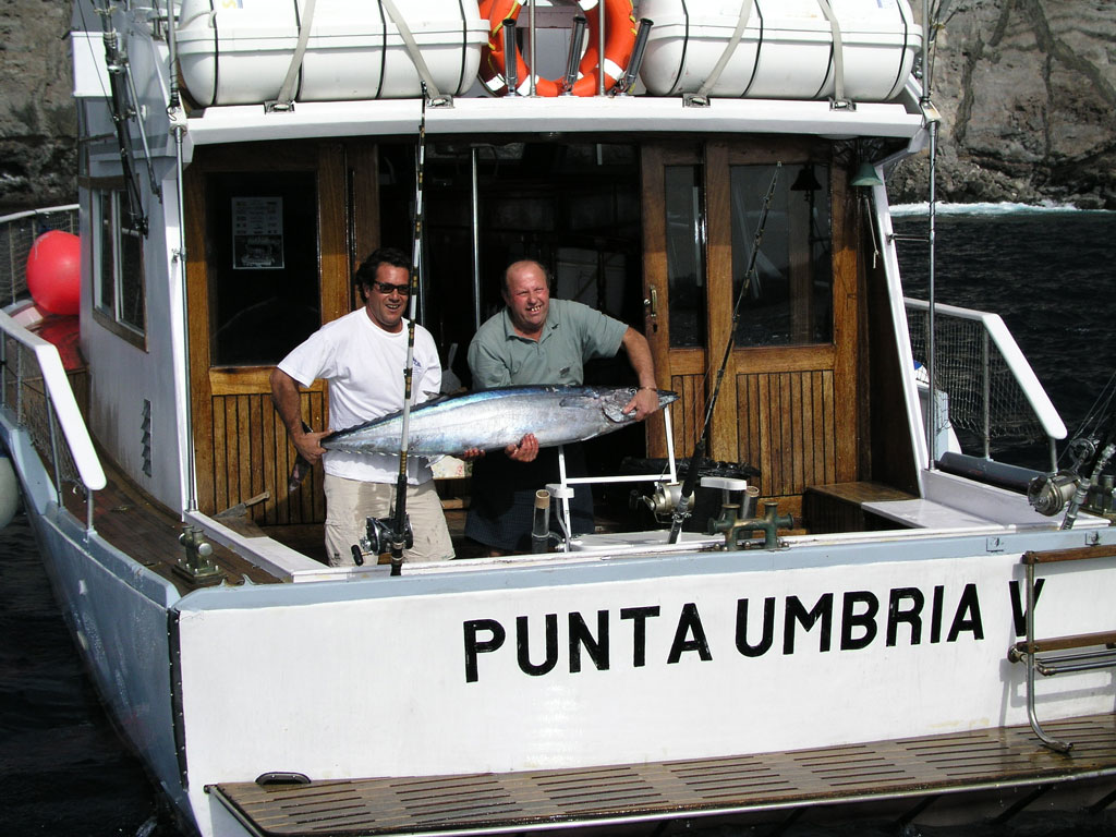 Menschen auf dem Fischerboot Punta Umbria halten vor der Küste Teneriffas einen großen Fisch.