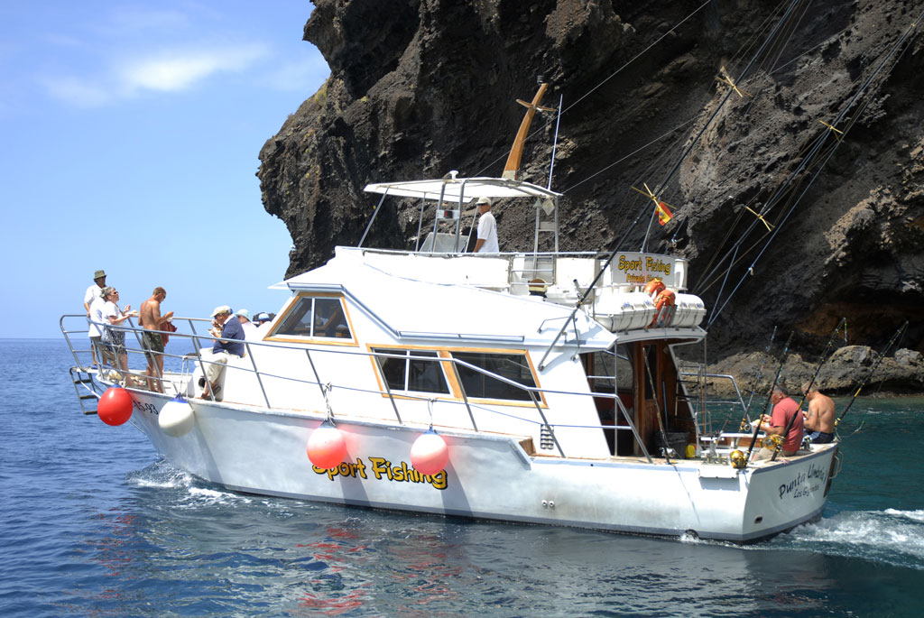 Sportfischboot in den Gewässern vor der Küste von Teneriffa.
