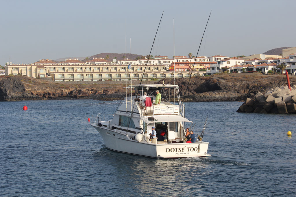 Dotsy Too-Fischerboot fährt in der Nähe der Küste von Playa de las Americas, Teneriffa.