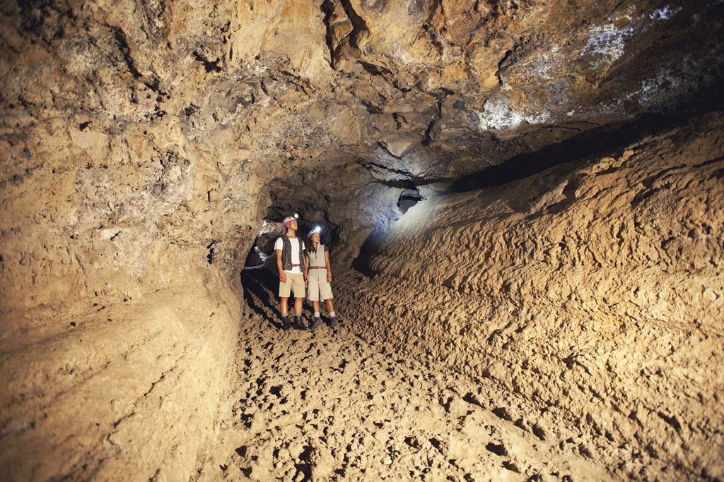 Entdecker in einer vulkanischen Höhle auf Teneriffa.