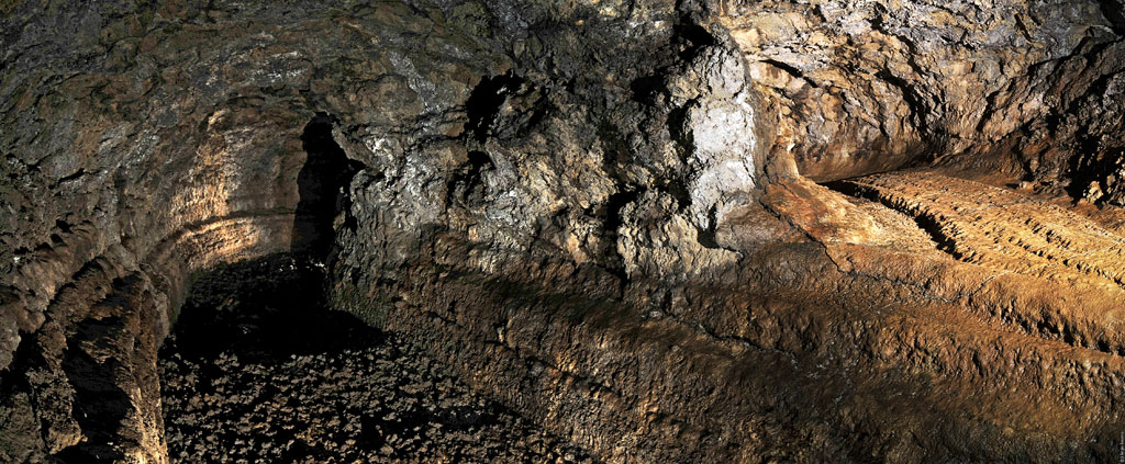 Lavahöhle in Icod de los Vinos, Teneriffa, mit beleuchteten Felsformationen.