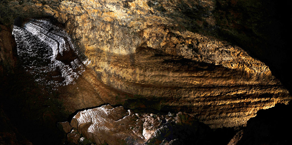 Innenraum der Cueva del Viento auf Teneriffa, mit beleuchteten Felsformationen.