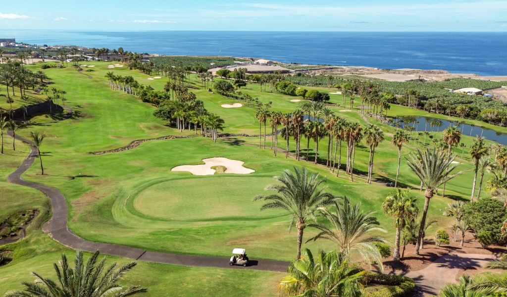 Golfplatz mit Palmen am Meer in Costa Adeje, Teneriffa.