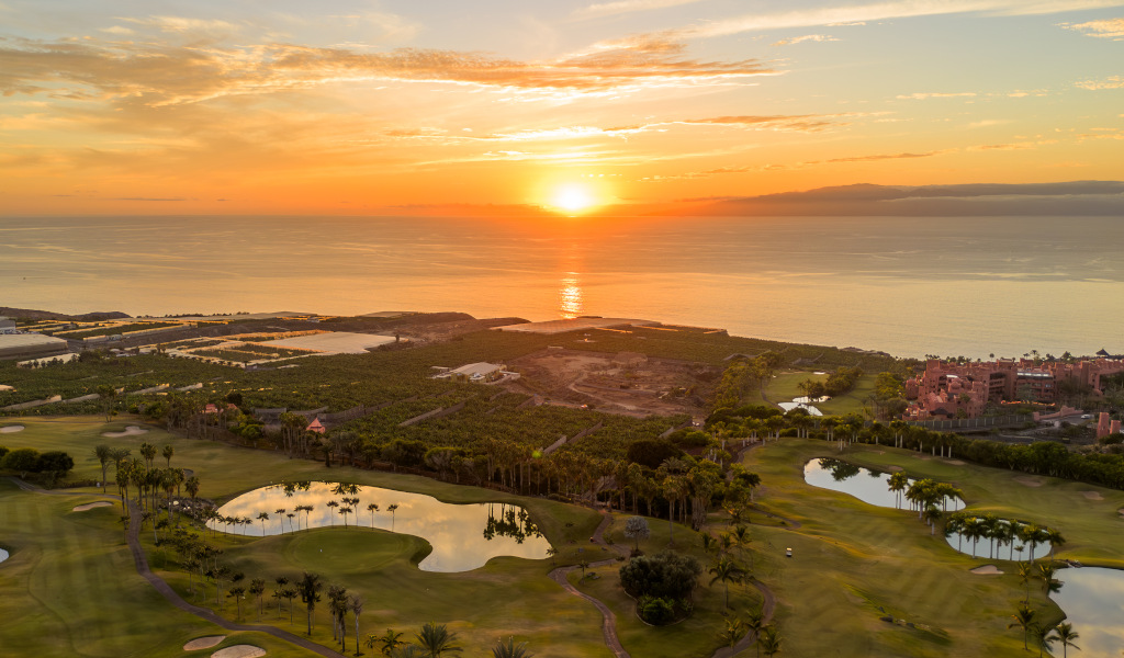 Golfplatz und Küste bei Sonnenuntergang auf Teneriffa.