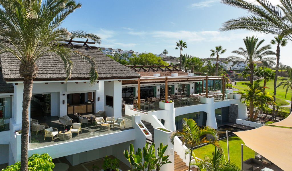 Restaurantterrasse, umgeben von Palmen auf Teneriffa.
