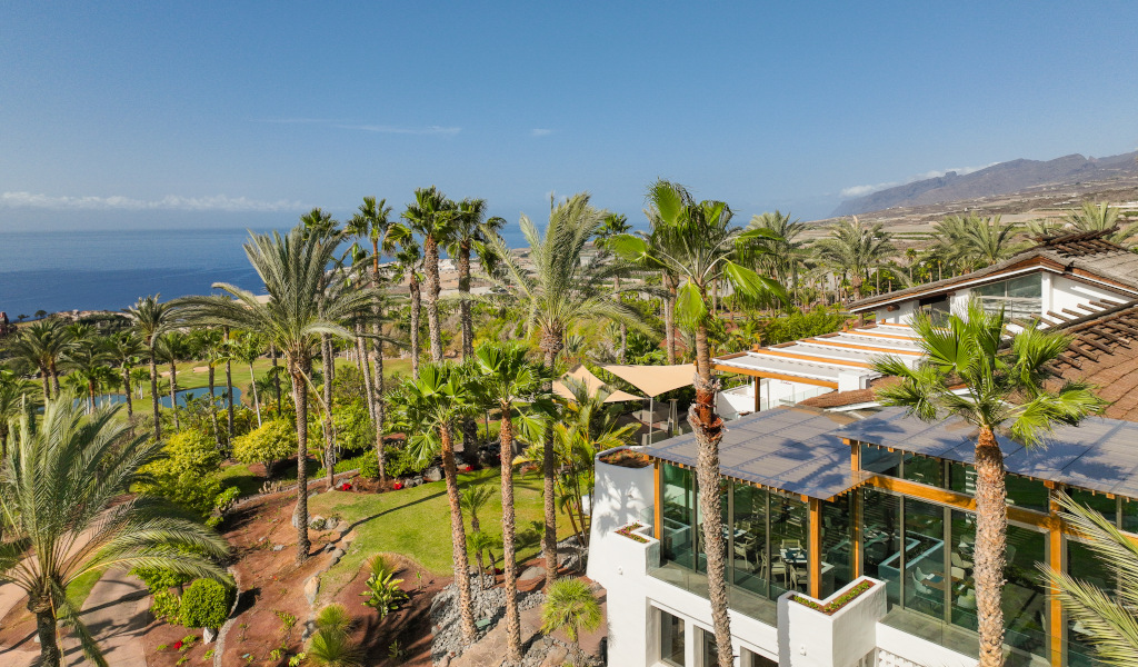 Einrichtungen, umgeben von Palmen mit Blick auf den Ozean auf Teneriffa.