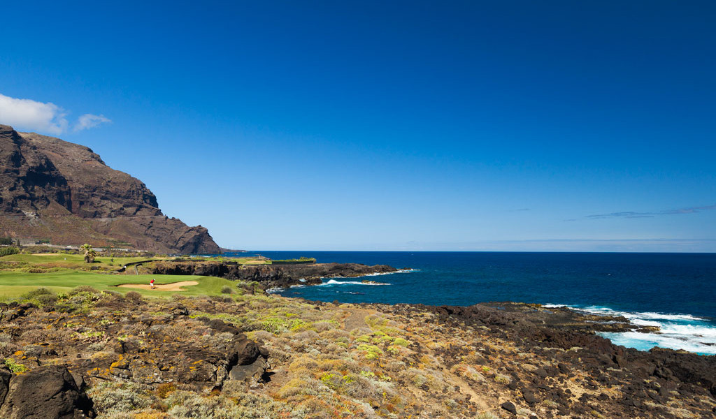 Felsige Küste und Golfplatz mit dem Meer im Hintergrund auf Teneriffa.