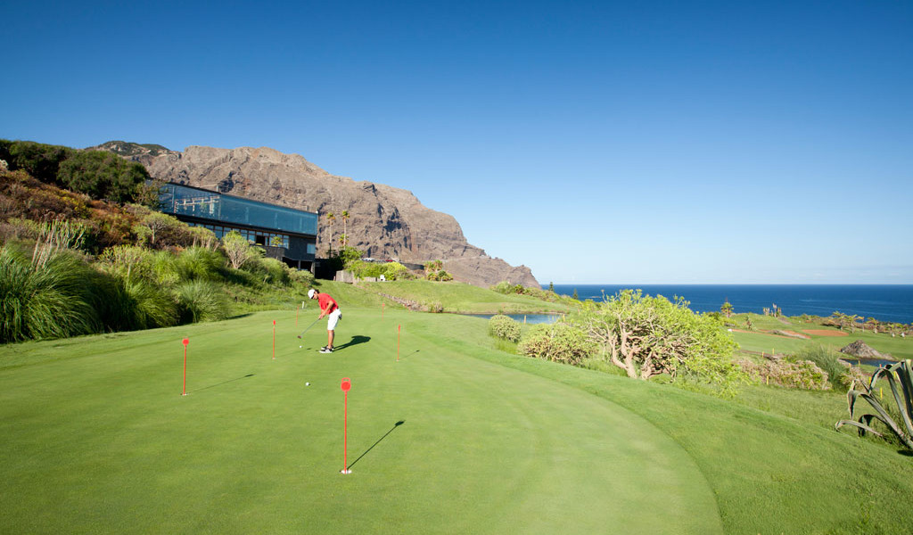 Golfspieler auf dem klippengelehnten Platz von Los Gigantes, Teneriffa.
