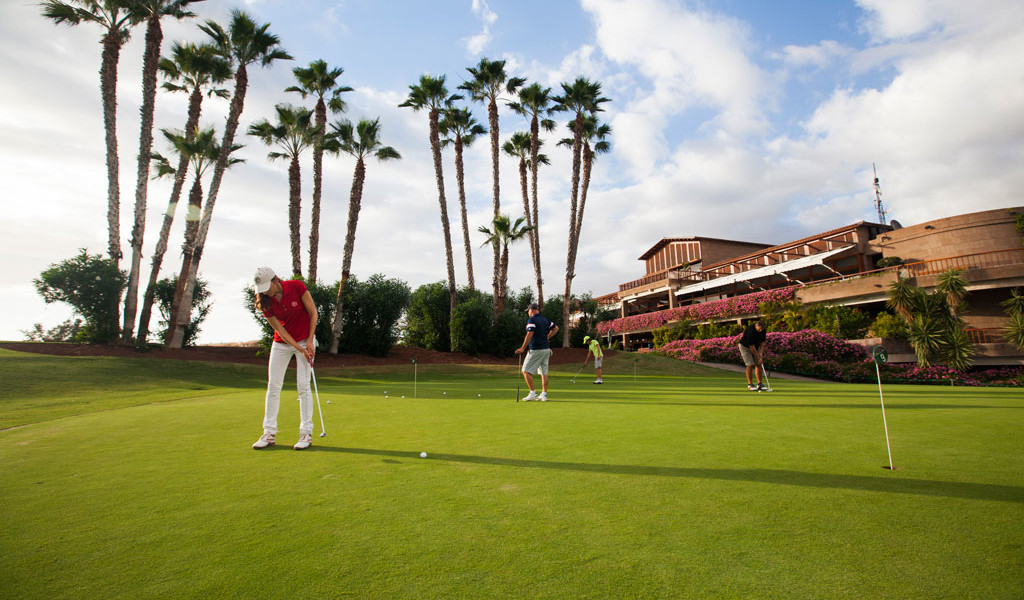 Golfer auf einem von Palmen umgebenen Platz auf Teneriffa.