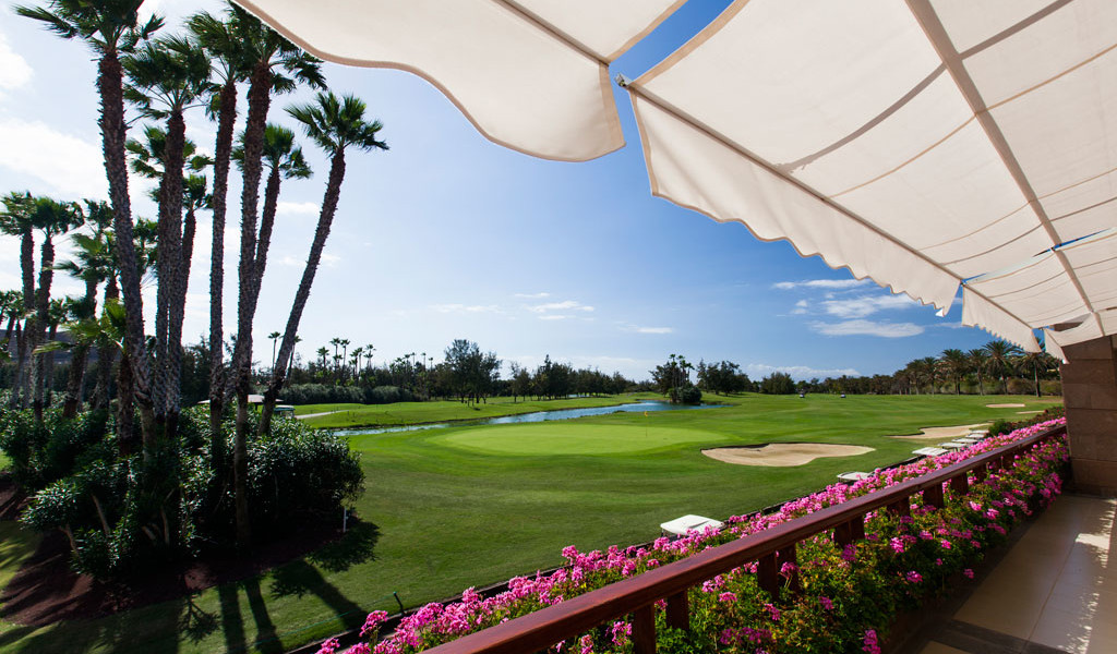 Golfplatz mit Palmen und gepflegten Rasenflächen auf Teneriffa.