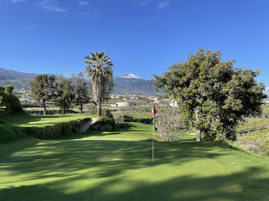 Golfplatz auf Teneriffa mit dem Teide im Hintergrund und klarem Himmel.