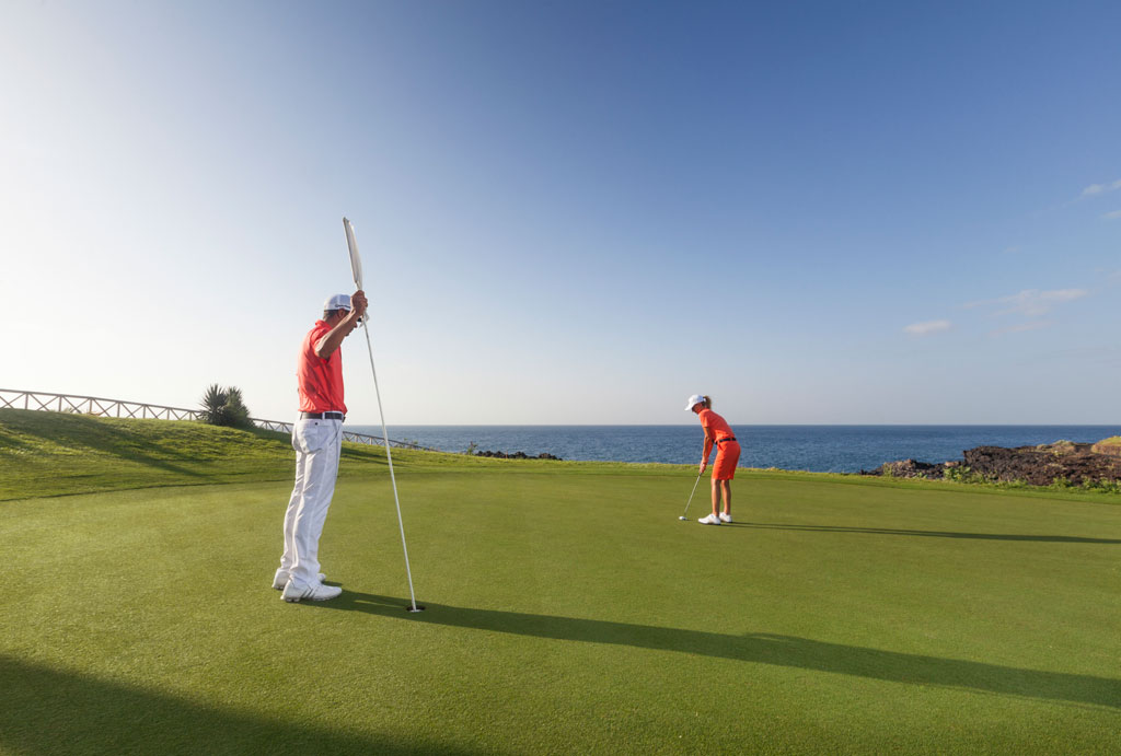 Menschen, die Golf am Meer in Buenavista, Teneriffa, spielen.