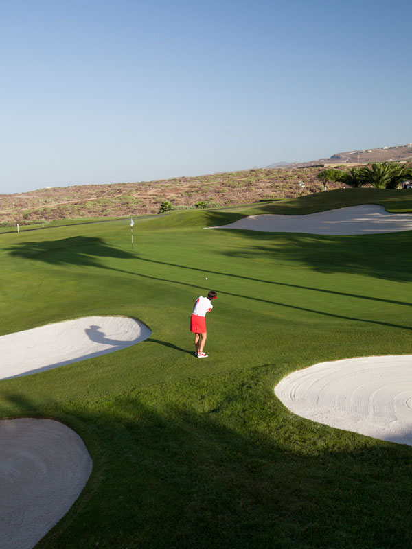 Golfspieler auf dem Abama-Platz auf Teneriffa, in der Nähe des Lochs und eines Bunkers.