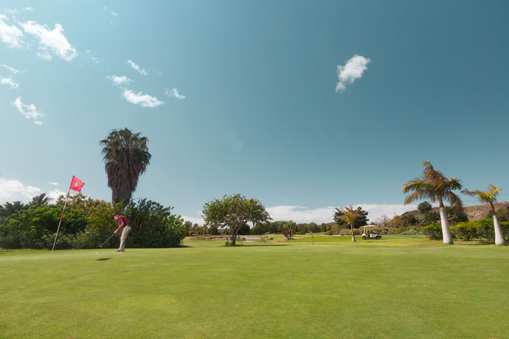 Golfer auf dem Golfplatz von Buenavista del Norte, Teneriffa.