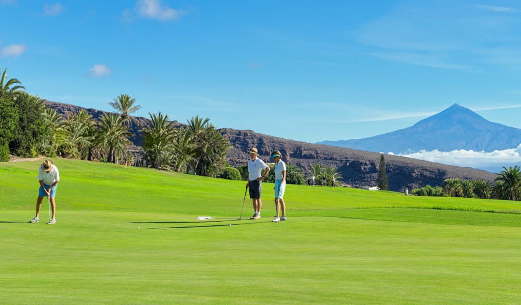 Golfer auf einem Platz auf Teneriffa mit dem Teide im Hintergrund.