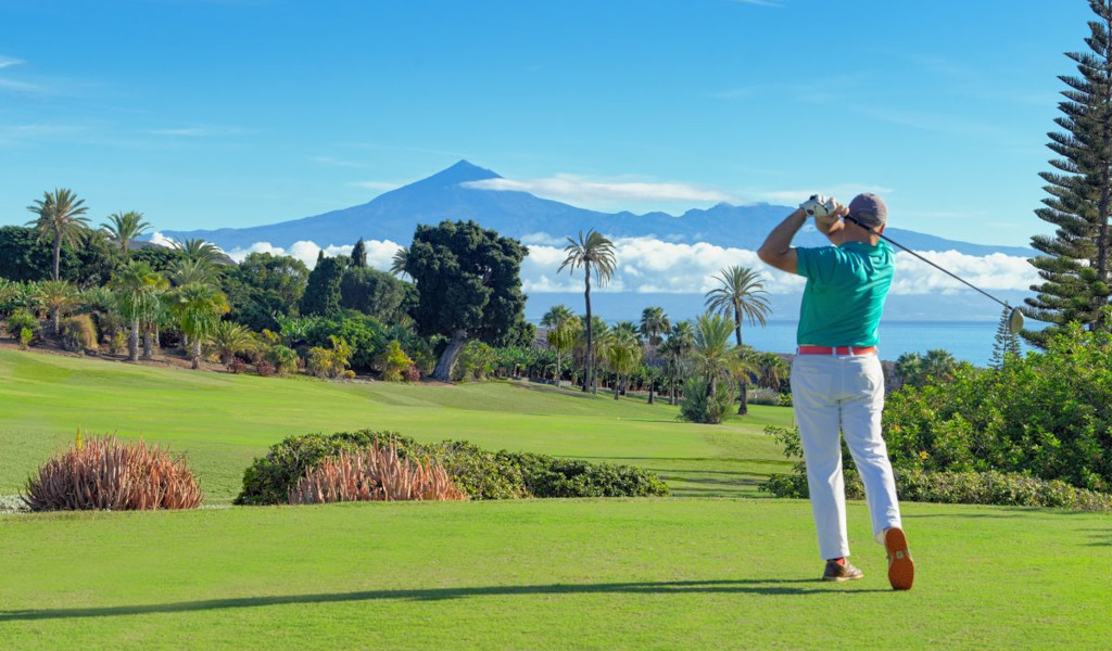 Golfer in Aktion mit dem Teide im Hintergrund auf Teneriffa.