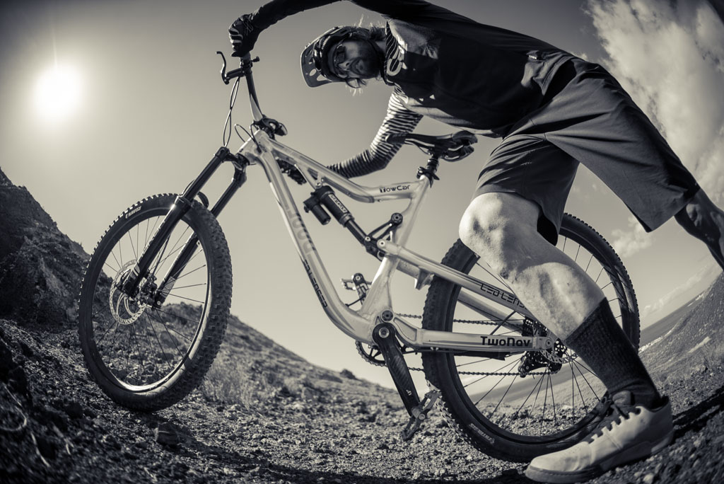 Person, die auf einem Mountainbike auf einem Trail auf Teneriffa fährt.
