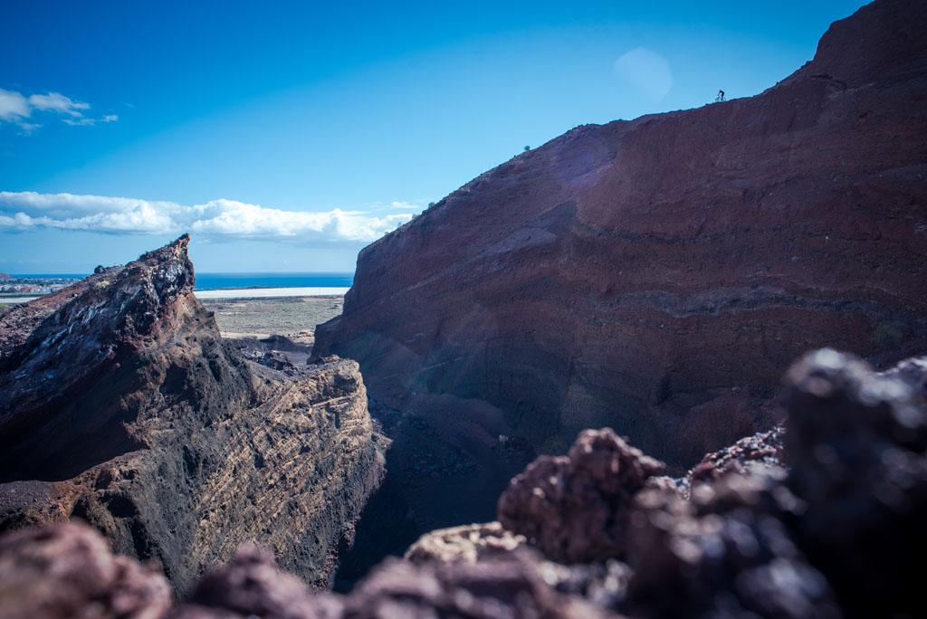 Vulkanische Landschaft mit dunklen Klippen und Meeresblick auf Teneriffa.