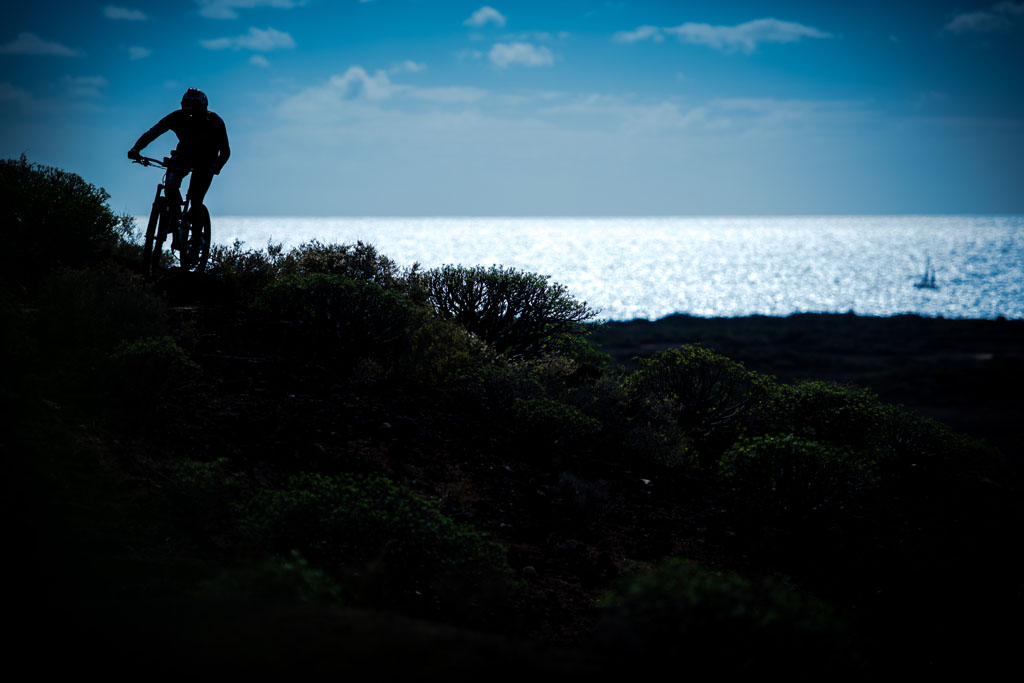 Radfahrer auf Küstenweg mit Meeresblick auf Teneriffa.