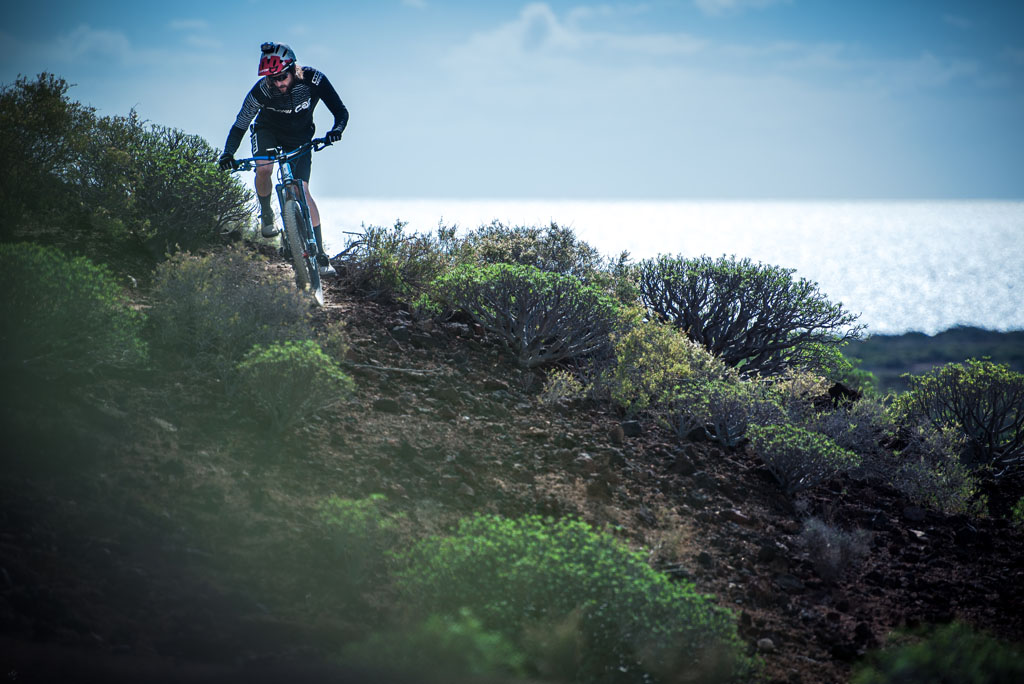 Radfahrer auf einem Wanderweg nahe der Küste auf Teneriffa.