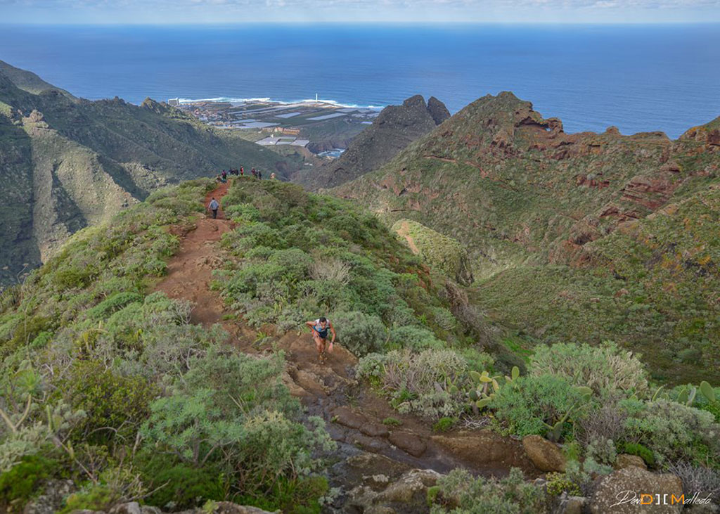Bergweg in Anaga, Teneriffa, mit Meerblick und Wanderern.