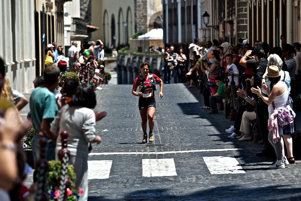 Straßenmarathonläufer in La Laguna, Teneriffa, umgeben von Zuschauern.