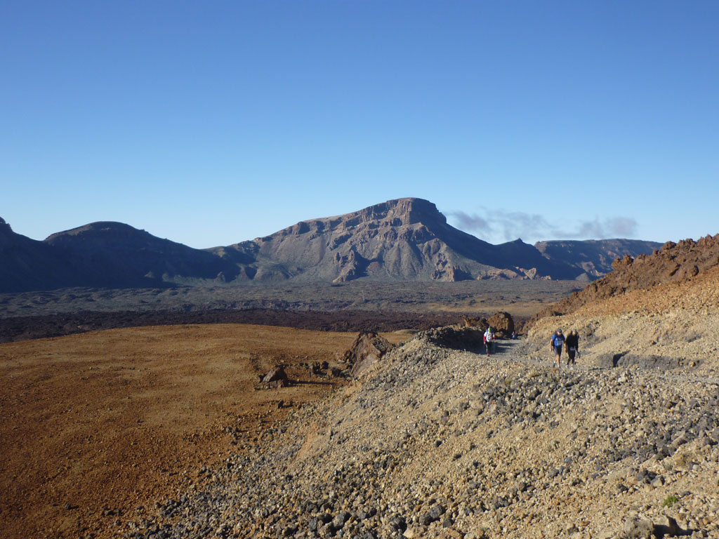 Wanderweg in der vulkanischen Landschaft von Teide auf Teneriffa.