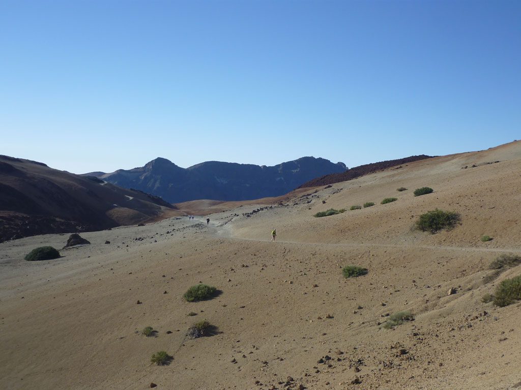 Wanderweg zwischen vulkanischen Landschaften im Nationalpark Teide, Teneriffa.