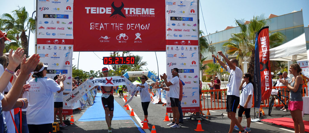 Läufer überquert die Ziellinie beim Teide Xtreme Tenerife Triathlon.