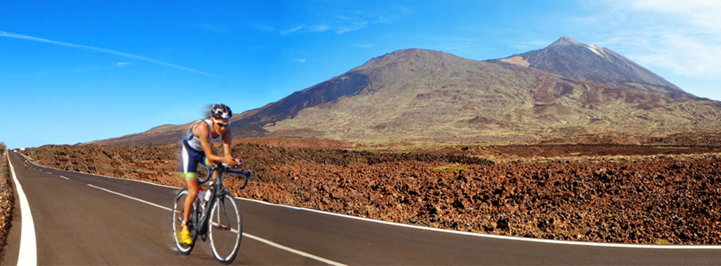 Straßenradfahrer neben dem Teide-Berg auf Teneriffa.