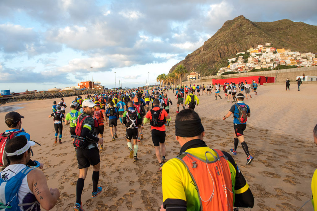 Läufer am Strand Las Teresitas auf Teneriffa während einer Sportveranstaltung.