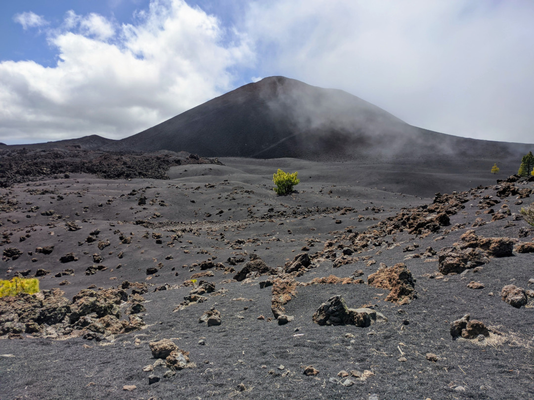 Vulkanische Landschaft mit felsigem Gelände und einem Hügel auf Teneriffa.