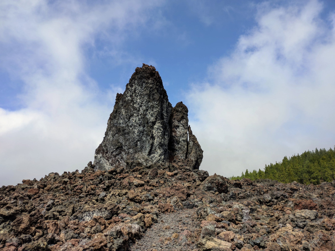 Vulkanische Gesteinsformation auf Teneriffa unter teilweise bewölktem Himmel.