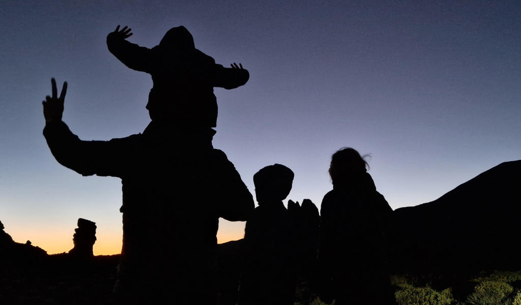 Menschen bei Sonnenuntergang im Nationalpark Teide, Teneriffa.