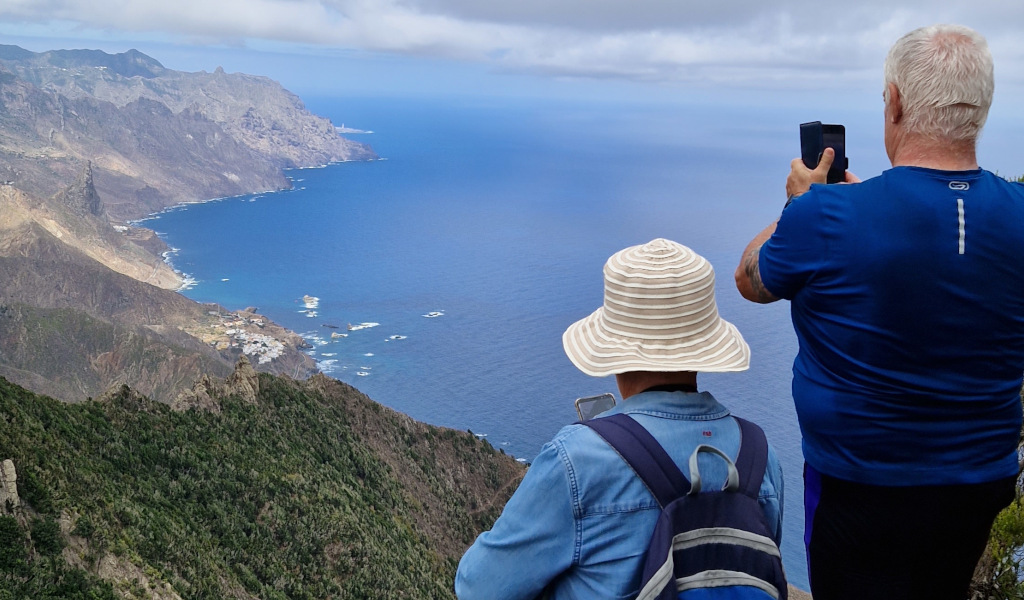 Menschen, die Fotos von der Küstenlandschaft auf Teneriffa machen.