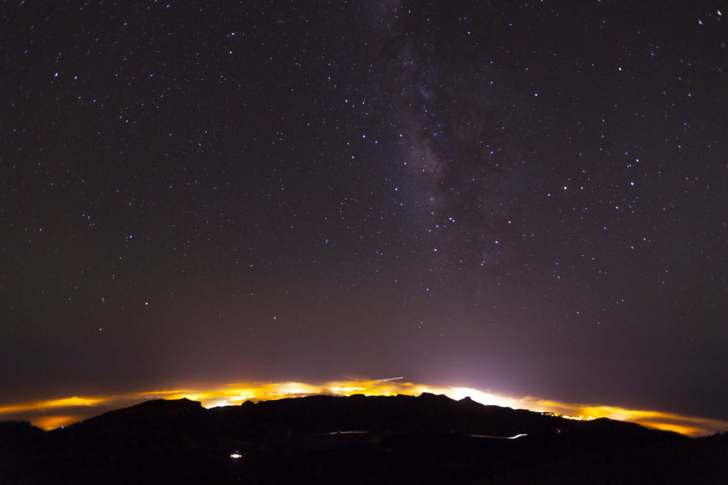 Sternenklarer Himmel über dem Teide auf Teneriffa bei Nacht.