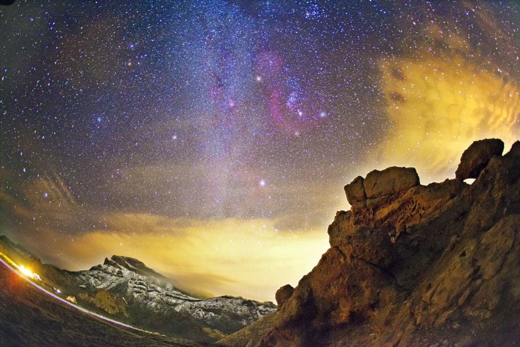 Sternenhimmel über Felsen in der Nachtlandschaft des Teide-Nationalparks auf Teneriffa.