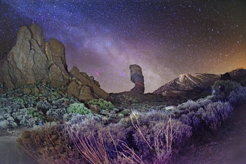Felsformationen und sternenklarer Himmel im Nationalpark Teide, Teneriffa.