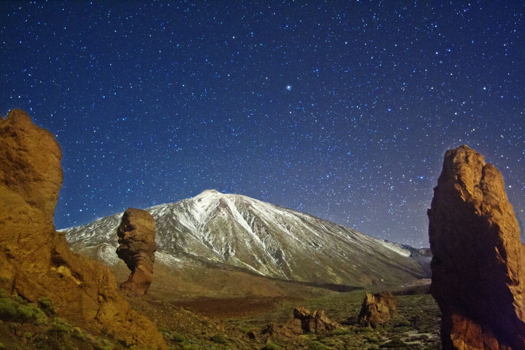 Der Teide-Berg auf Teneriffa unter einem sternenklaren Himmel.