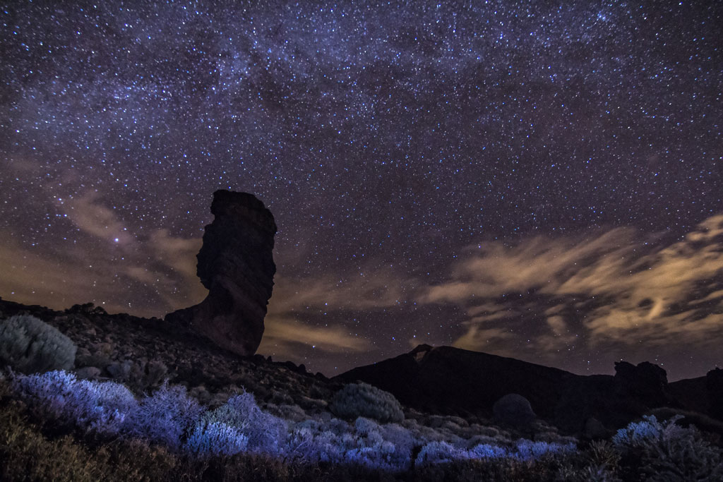 Sternenhimmel über Felsen im Nationalpark Teide, Teneriffa.