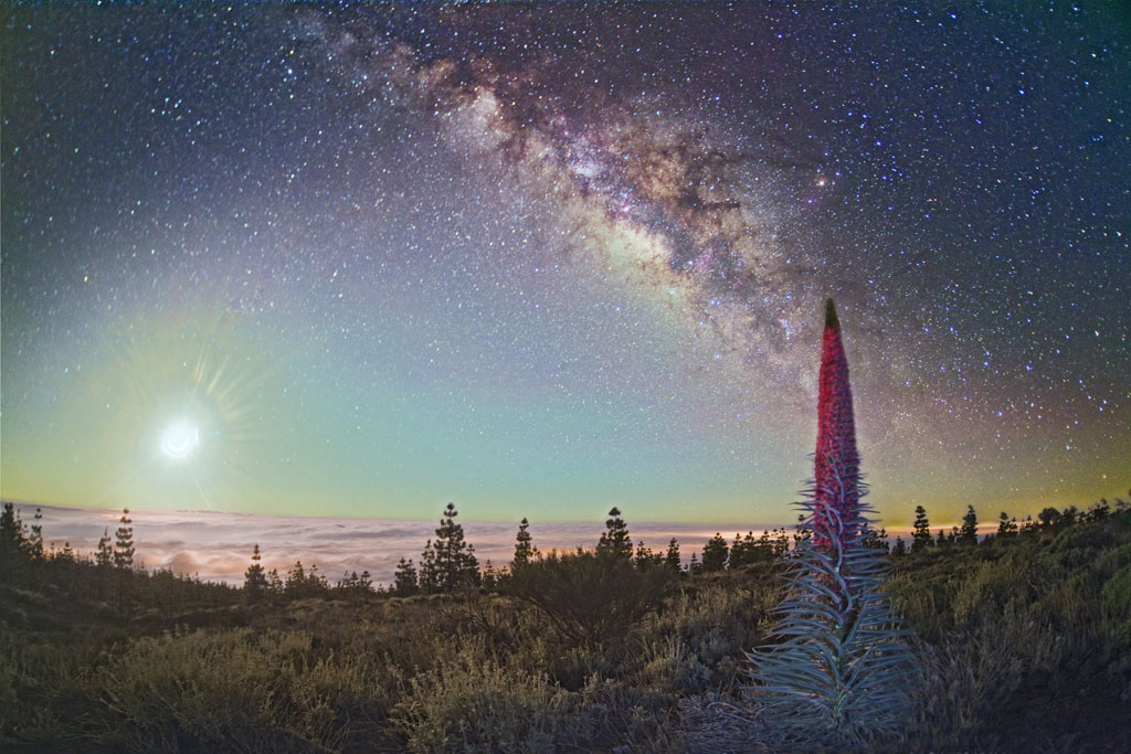 Sternenhimmel über der Landschaft des Montes Teide auf Teneriffa.