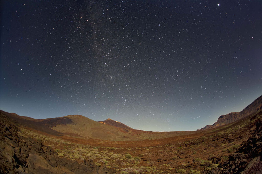 Sternenhimmel über der Landschaft des Nationalparks Teide auf Teneriffa.