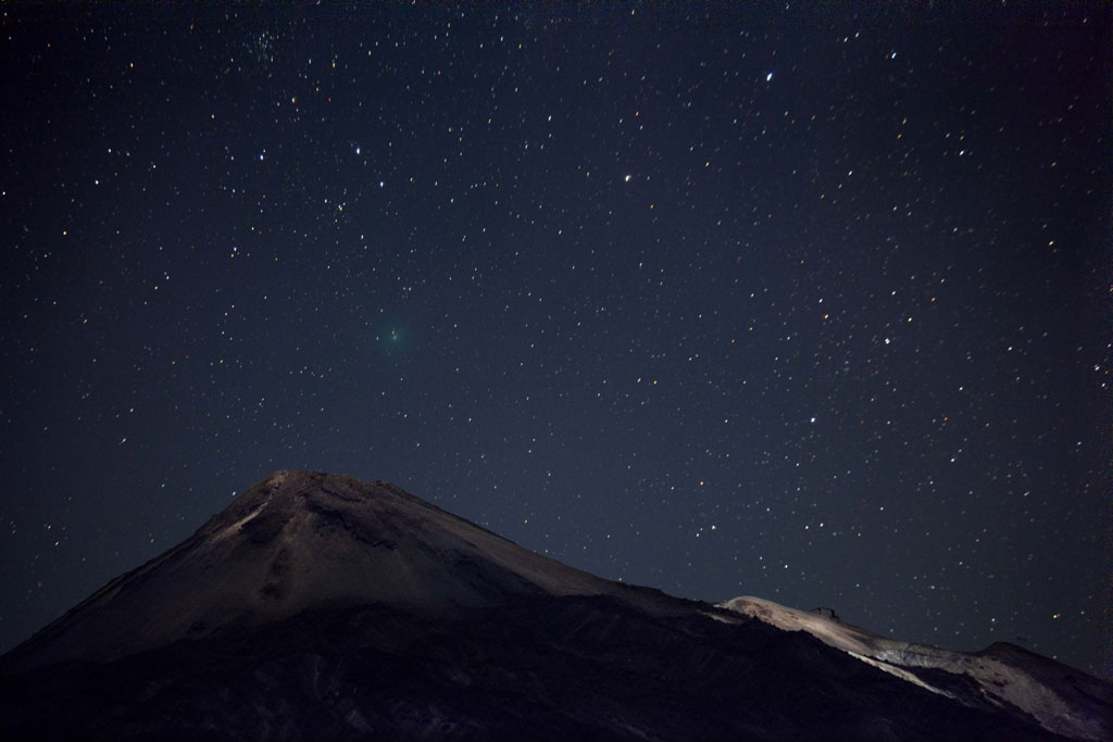 Sternenklarer Himmel über dem Teide auf Teneriffa bei Nacht.
