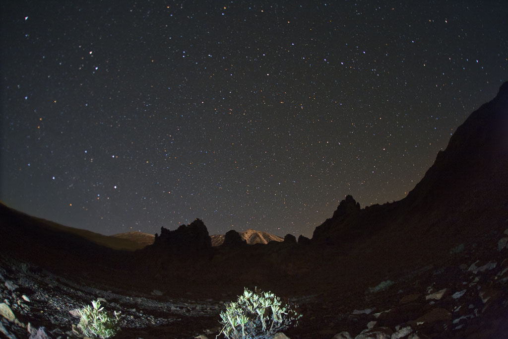 Sternenhimmel über dem Teide auf Teneriffa mit Bergen im Dunkeln.