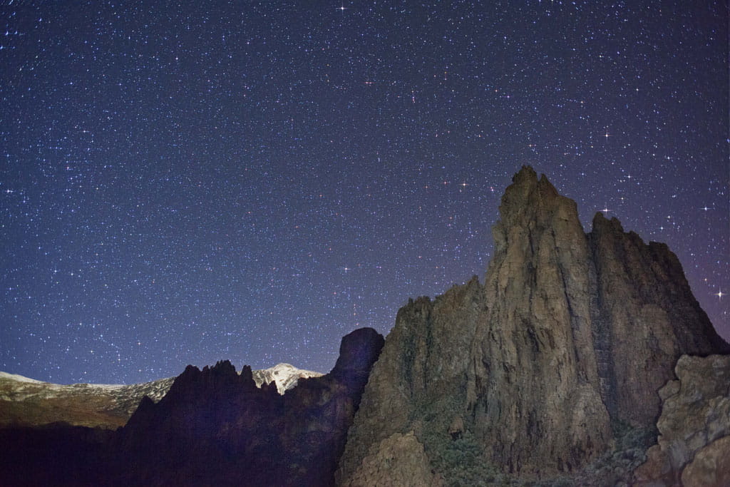 Sternenhimmel über Felsen im Teide-Nationalpark auf Teneriffa.